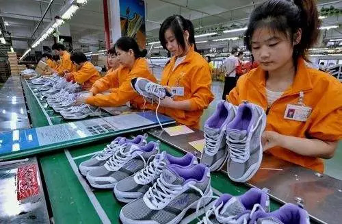 为什么众多品牌都退店了,中国的安踏如何成为世界的安踏