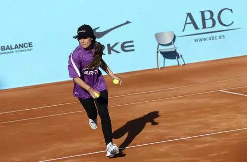 为什么众多品牌都退店了,中国的安踏如何成为世界的安踏