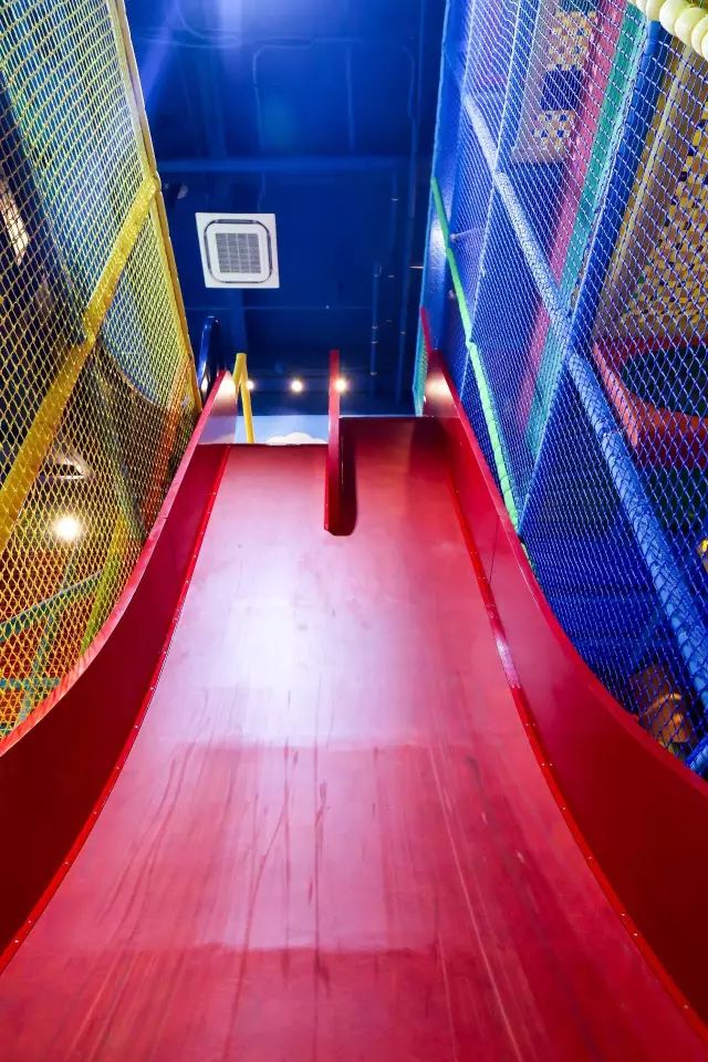 西峡谷公园网红滑梯,网红景点彩虹滑梯和现实对比