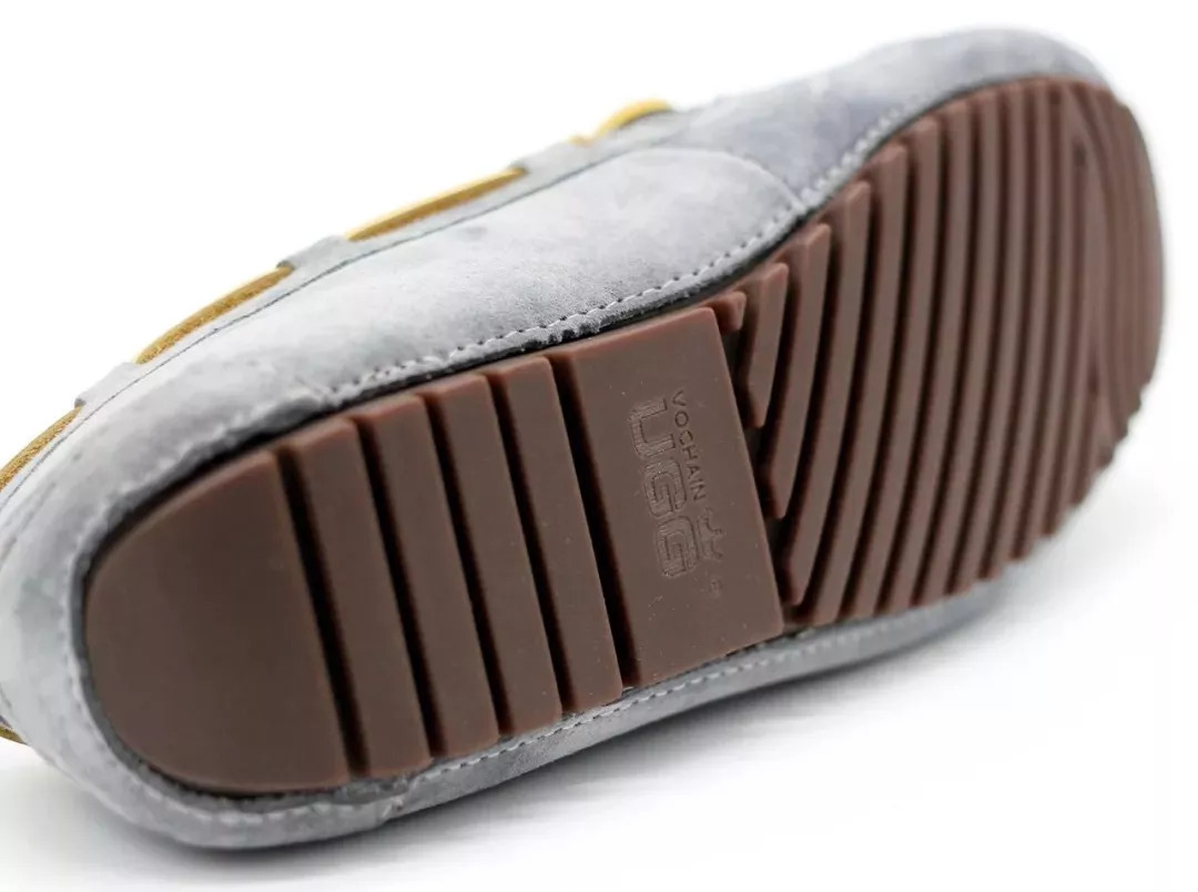 安妮海瑟薇、贾静雯、凯特王妃为什么都爱豆豆鞋？澳洲百年UGG，手工真皮、弹力软底超舒服，带娃、逛街，走哪都不累！