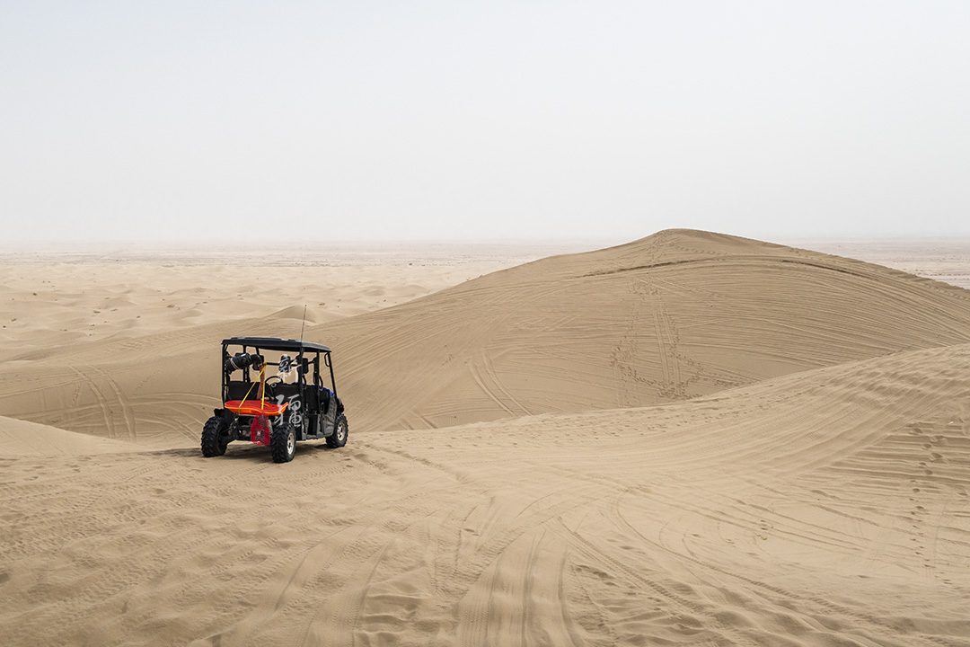 喀什库木塔格沙漠冲浪体验,沙漠滑沙比海上冲浪还过瘾