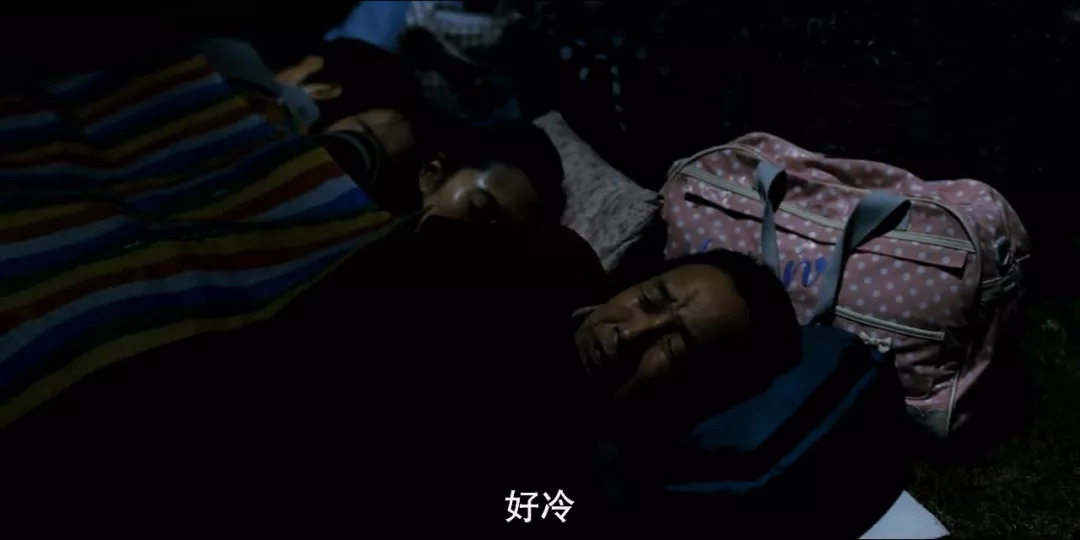 被现代文明“绑架”的家庭有多惨，这部电影拍出了答案