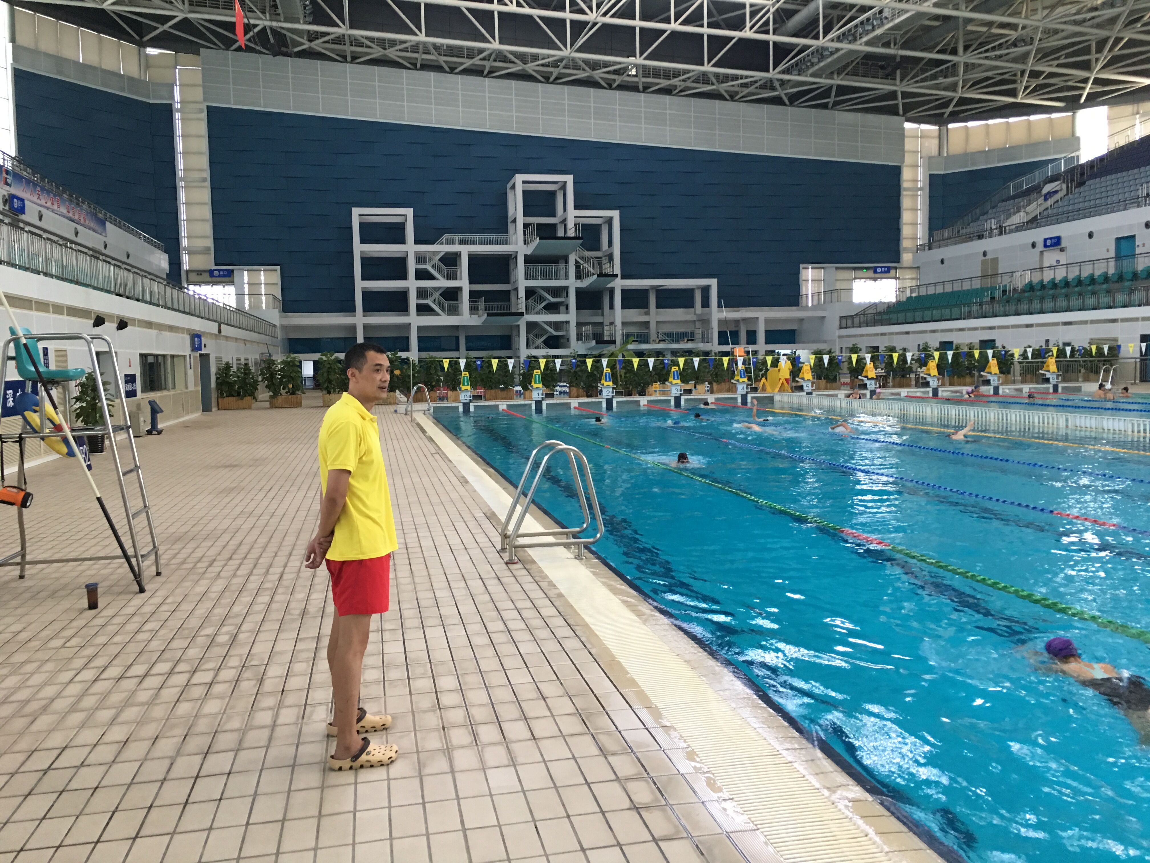 游泳馆深水区带救生圈可以不,游泳馆游泳安全须知