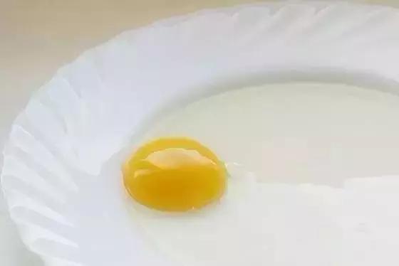 她故意把鸡蛋清涂到墙上，你知道原因后也会这么做的！