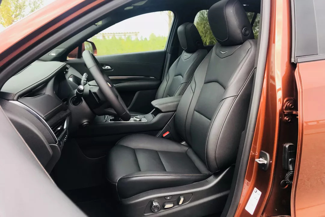 这款suv有颜值动力足,24款凯迪拉克xt4真实测评