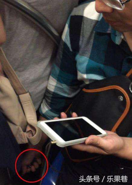 男子地铁偷拍被当场抓获案例,北京男子偷进女厕所被捉怎么处罚