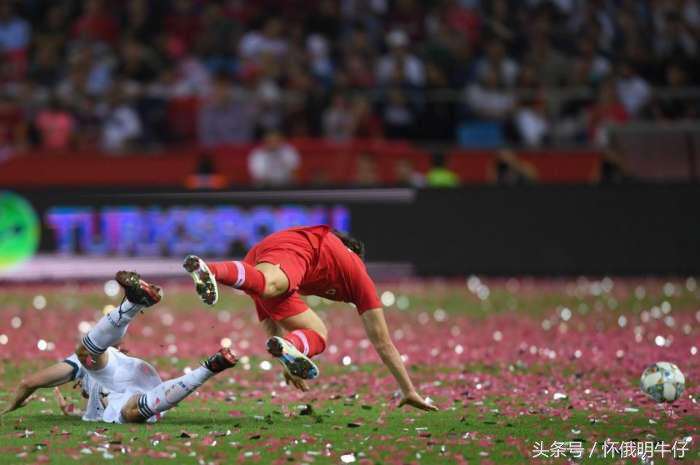 老式扫帚紧急打扫球场？欧国联土耳其俄罗斯“红毯”上踢球！