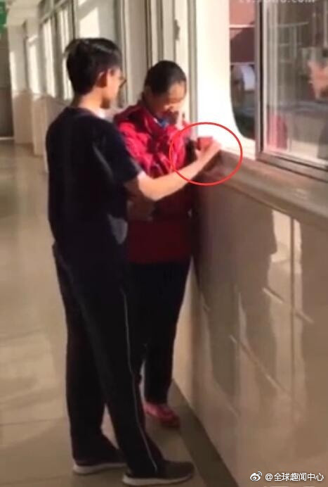 轻松一刻：这个不经意的小动作，可能毁了孩子一生