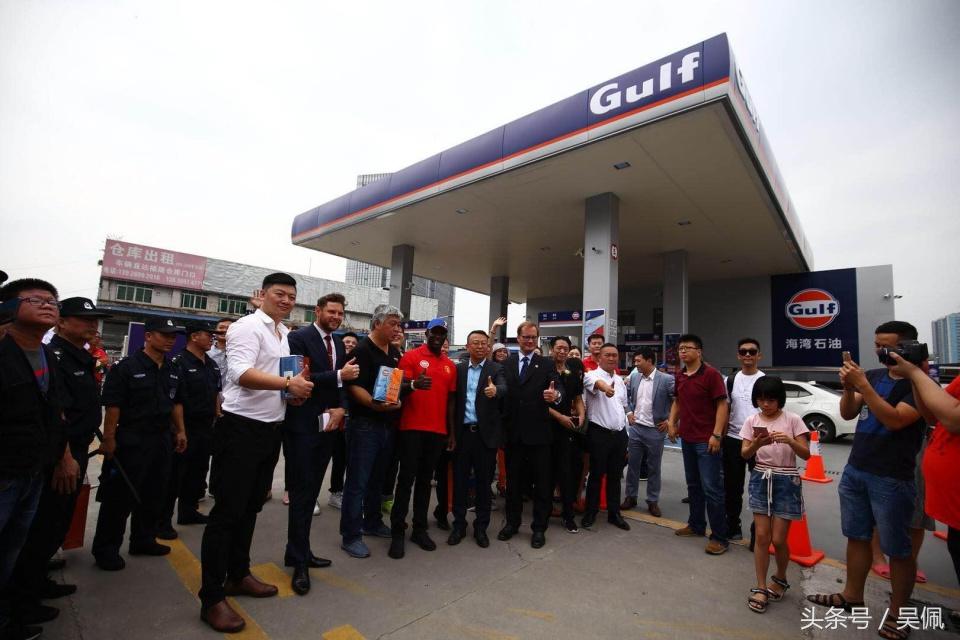 What!这油站的油这么便宜!还有曼联球星为你加油!