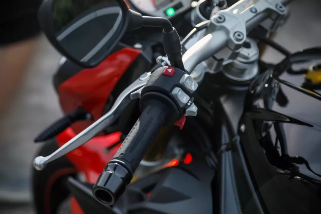 宝马s1000r改新s1000rr,宝马s1000r和本田cb1000r