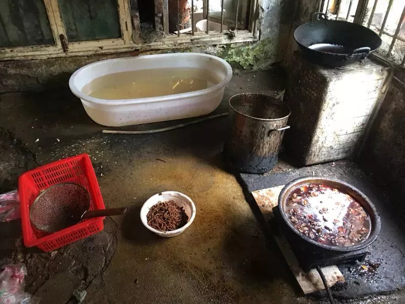 信阳人爱吃的“周黑鸭”竟被曝出存在假冒,作坊内脏乱不堪,恶臭阵阵!