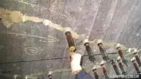 混凝土柱子漏振缺陷修补方案,混凝土缺陷修补无色差