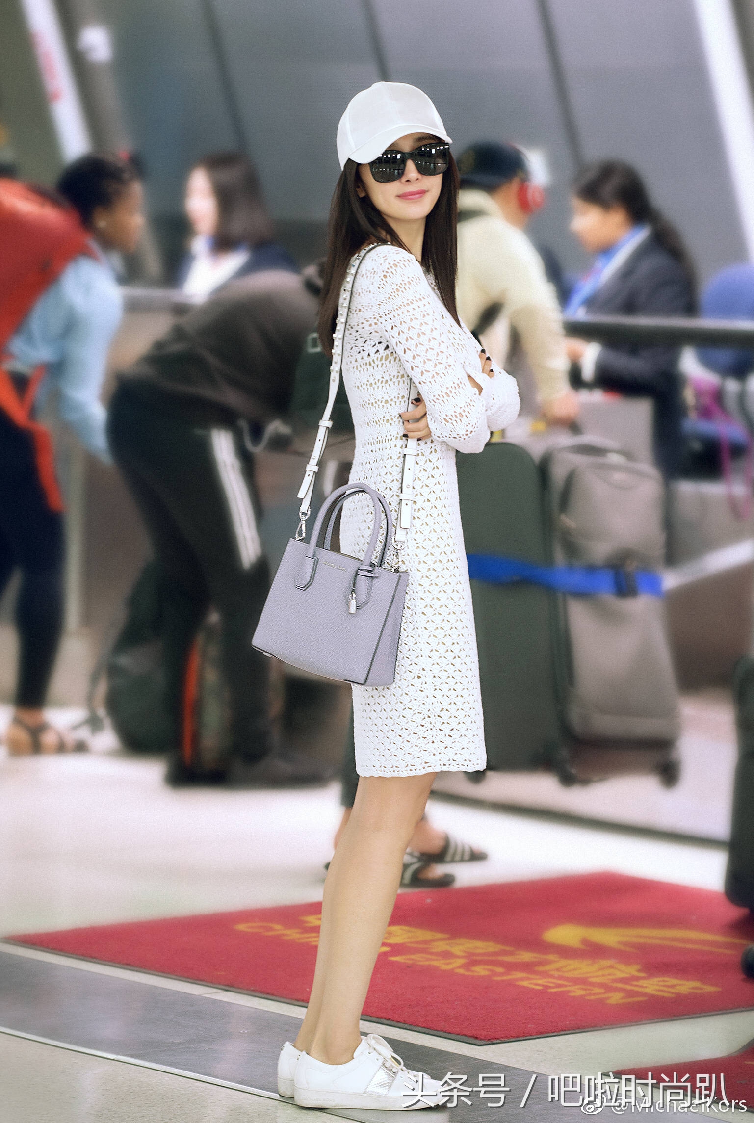 杨幂复出金色礼服,杨幂重返二十年前造型