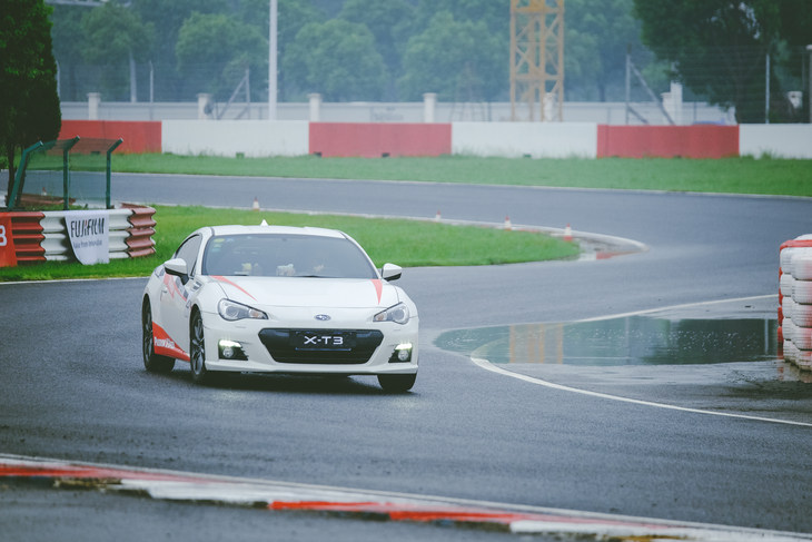 富士x-t30ii微单相机是半画幅吗,富士xt3全画幅微单怎么样