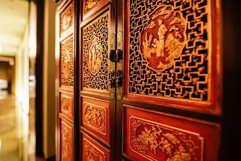 王子饭店曾经的女老板，在北郊盖了栋楼，里面放了1600件瓷器