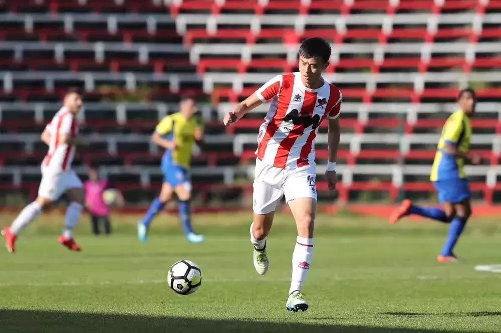 从年薪百万到月薪一千欧，留洋的黄威仍在等待自己的“穆里尼奥”