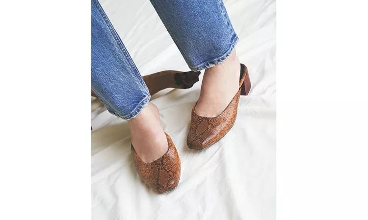 粗跟白色亮皮单鞋穿搭,秋款亮皮方头鞋穿搭