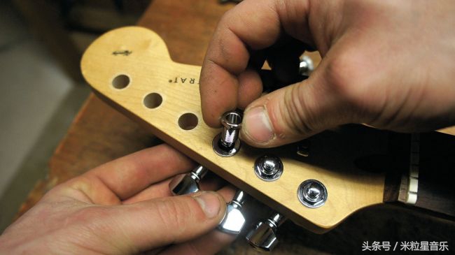 吉他调音把琴弦调断了怎么办,吉他如何更换琴弦并调音