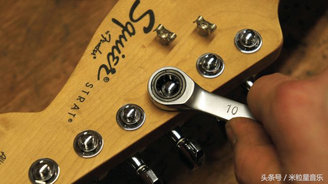 吉他调音把琴弦调断了怎么办,吉他如何更换琴弦并调音