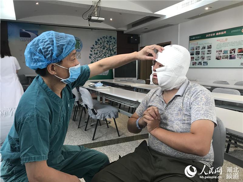 武汉帅气小伙整容成轻微面瘫,武汉男孩被烧伤