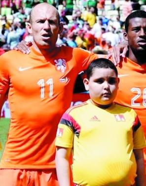 卡洛斯最矮的球员碰上最高的球童,足球场上最尴尬的位置是边后卫