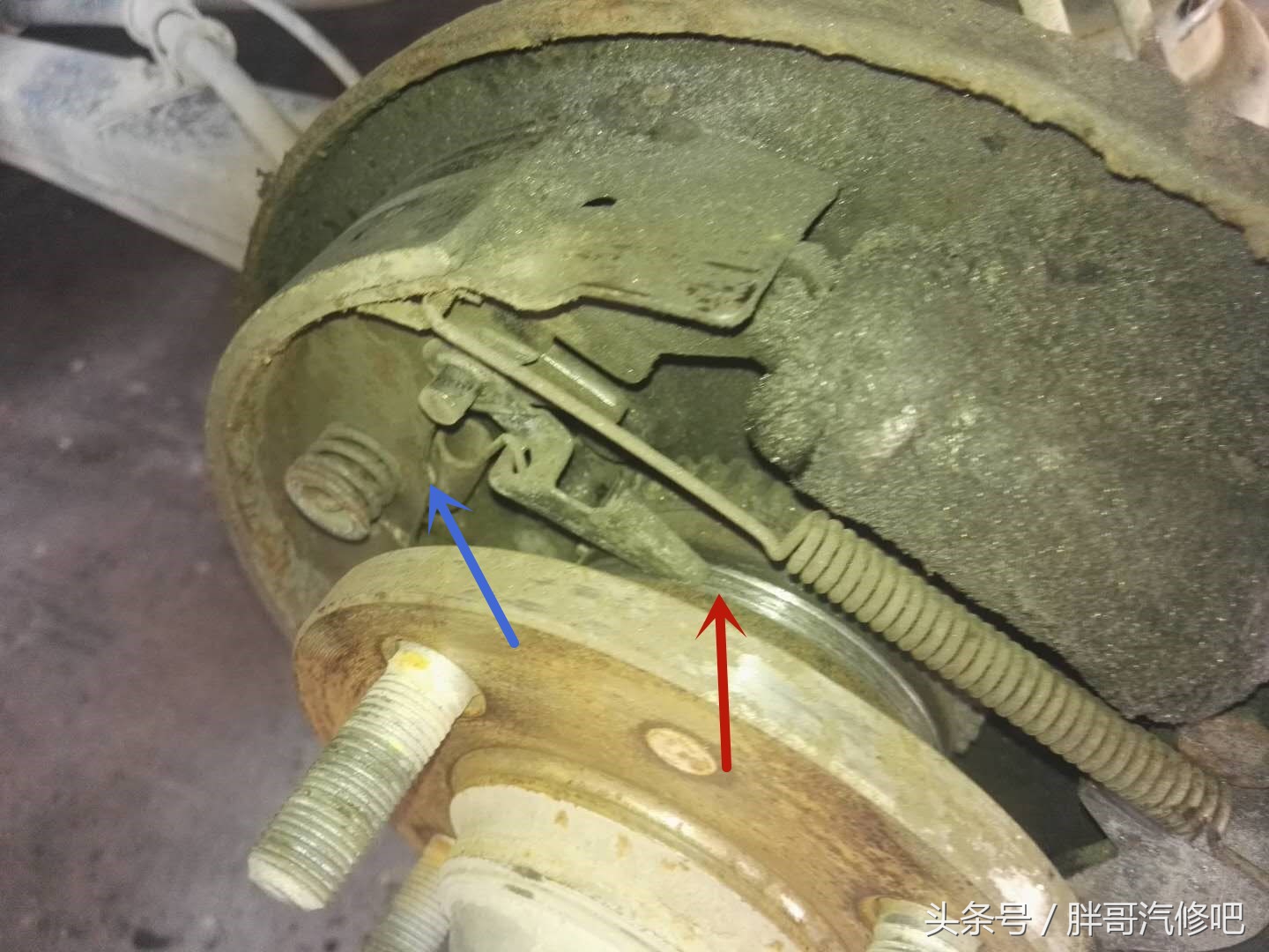后轮刹车分泵漏油图片,鼓式刹车分泵漏油怎么关停