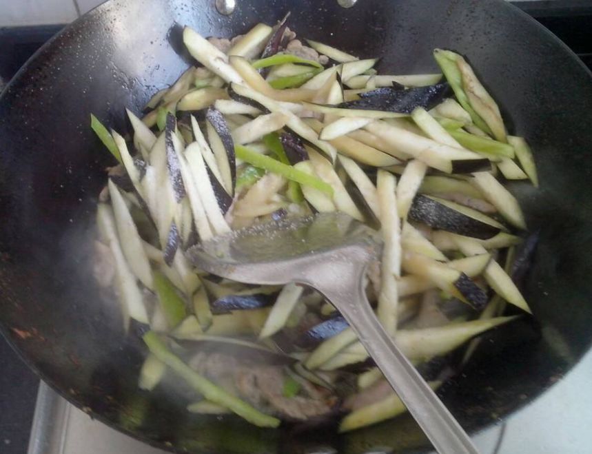 茄子炒起来不发黑的方法,茄子出锅发现淡了怎么补救