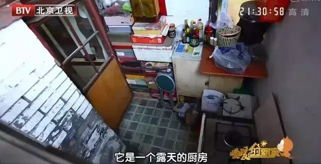 两对夫妻挤19平老宅，丈母娘和女婿5人同睡，毫无隐私！