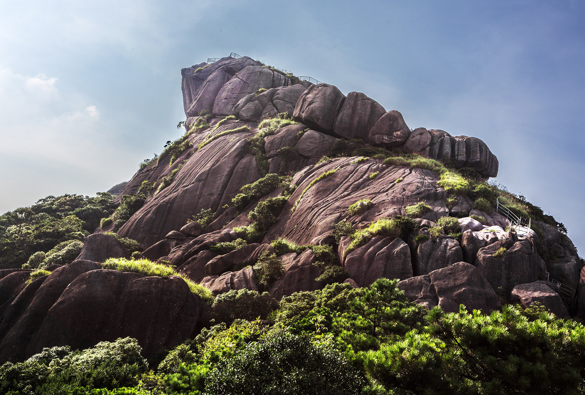 太有趣，一座山竟像一头卯足劲的牛