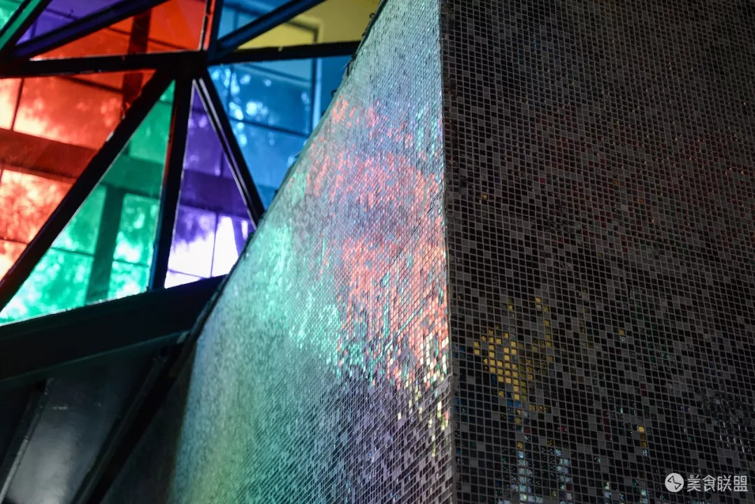 每天都有大量肉食动物到昆明废旧工厂，狂啃50CM高的火焰战斧牛排