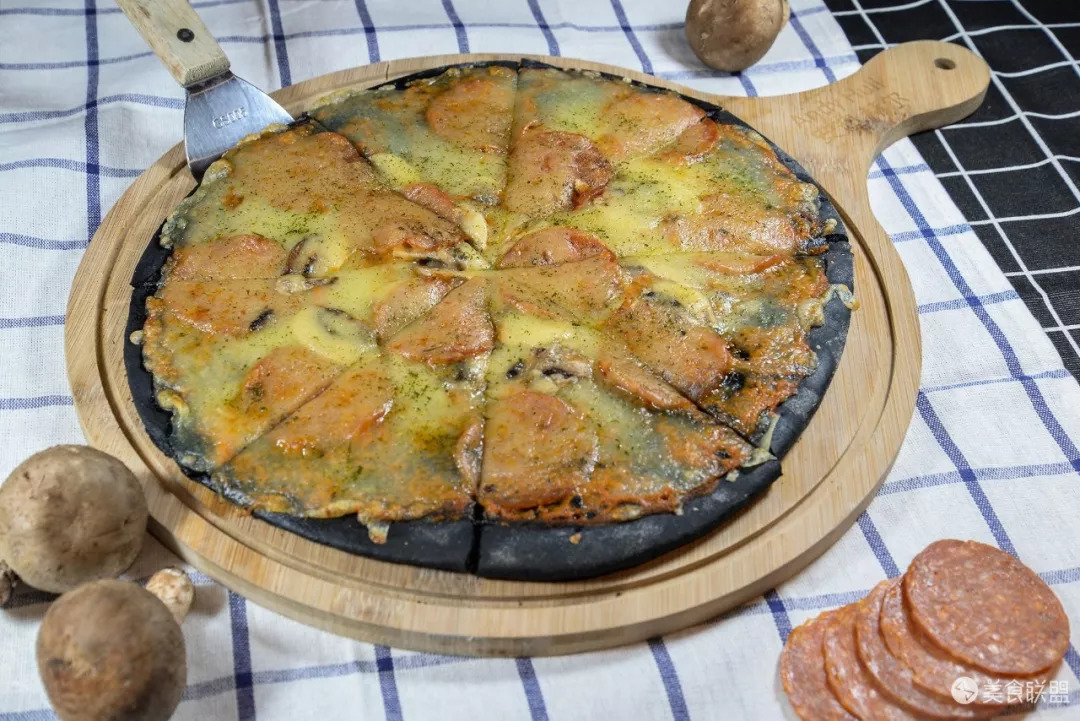 每天都有大量肉食动物到昆明废旧工厂，狂啃50CM高的火焰战斧牛排