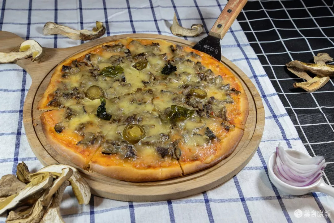 每天都有大量肉食动物到昆明废旧工厂，狂啃50CM高的火焰战斧牛排