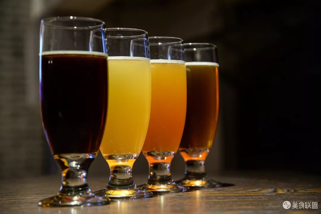 每天都有大量肉食动物到昆明废旧工厂，狂啃50CM高的火焰战斧牛排