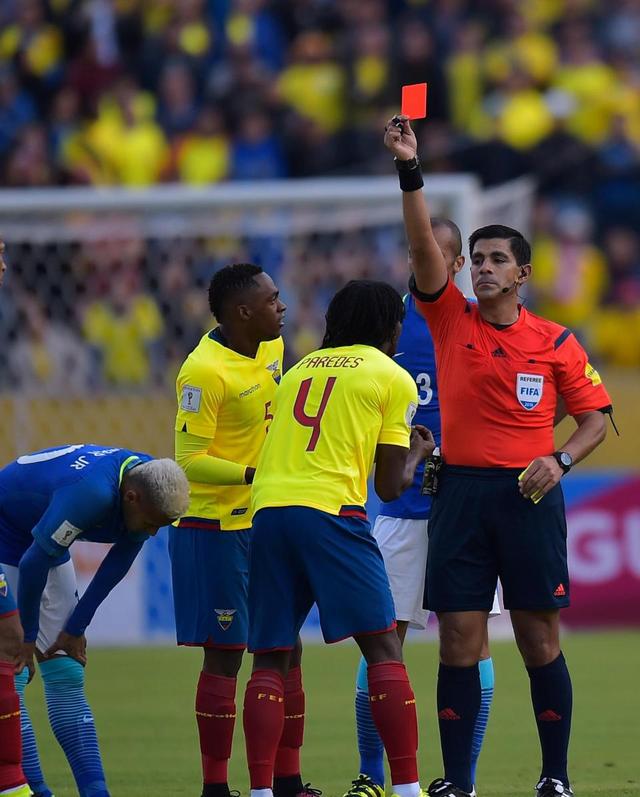 足球场红牌和黄牌的规格,足球场上黄牌和红牌