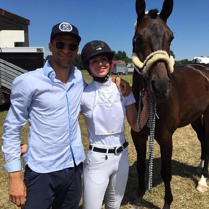 男足穿越靠颜值统治世界,男足过去的辉煌