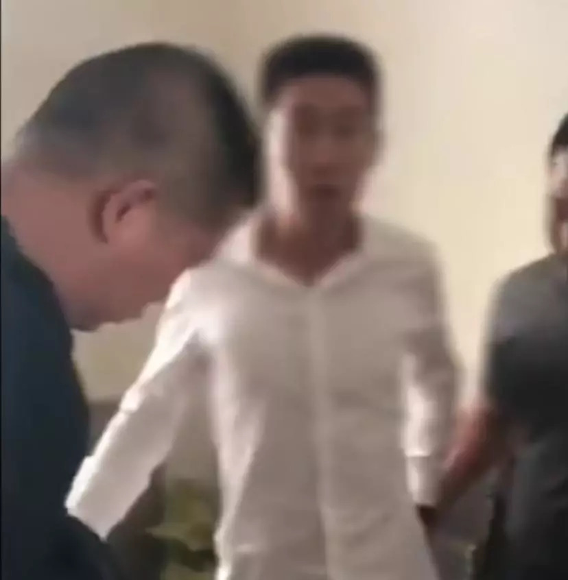 男子花1万网购冰墩墩收到包裹,男子花12000元买包烟直接惊动民警