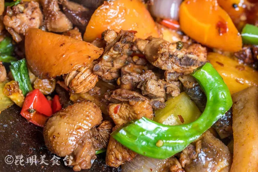 藏在昆明老厂房里的柴火鸡，一款酱料价值百万，连续排队5年