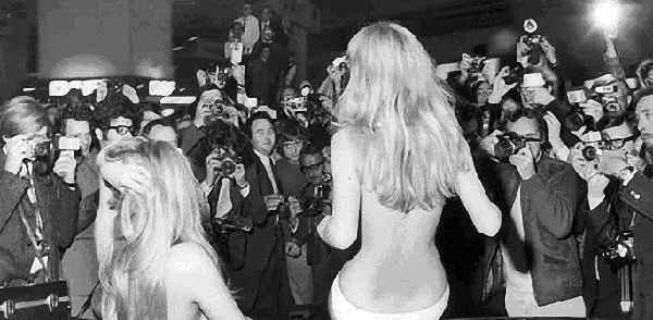 卖车女车模,女车模卖车坐后备箱视频