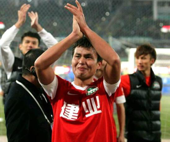 他是*疆新**首位上场国脚！8年前即入选国家队，现已成中超球队队长