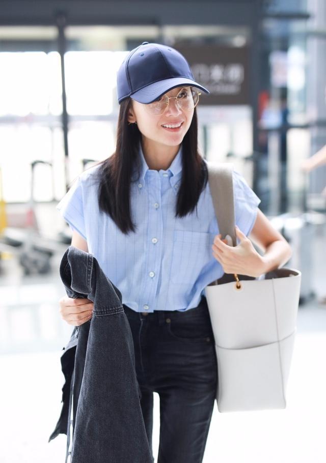 40岁董洁素颜出街面色憔悴,董洁素颜现身机场穿的咖色上衣