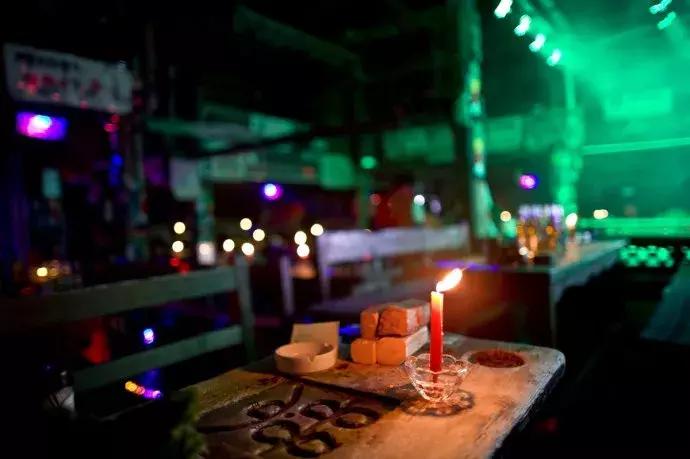 十二点的街头，一把吉他一个他……