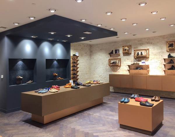 男装店装修技巧大全,轻商务男装店铺陈列效果图2019