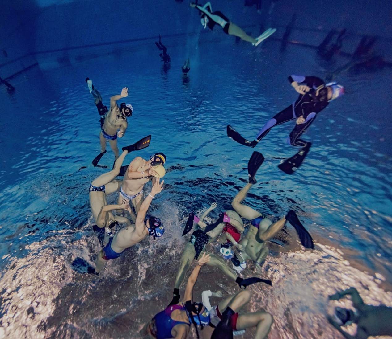 水下橄榄球训练,水下橄榄球照片