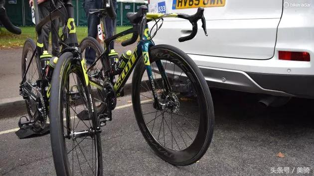 器材盛宴环英国上的车手战车