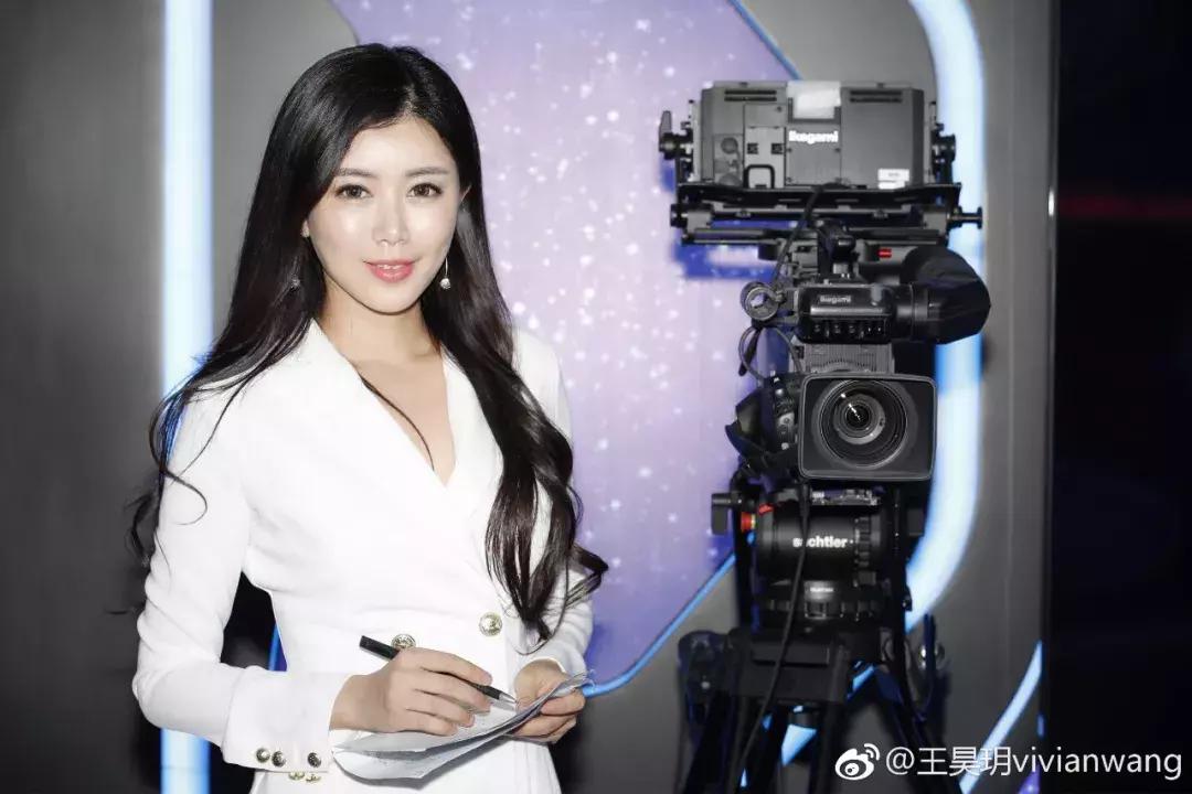 王昊玥英超主持视频,上海英超之夜主持人王昊玥