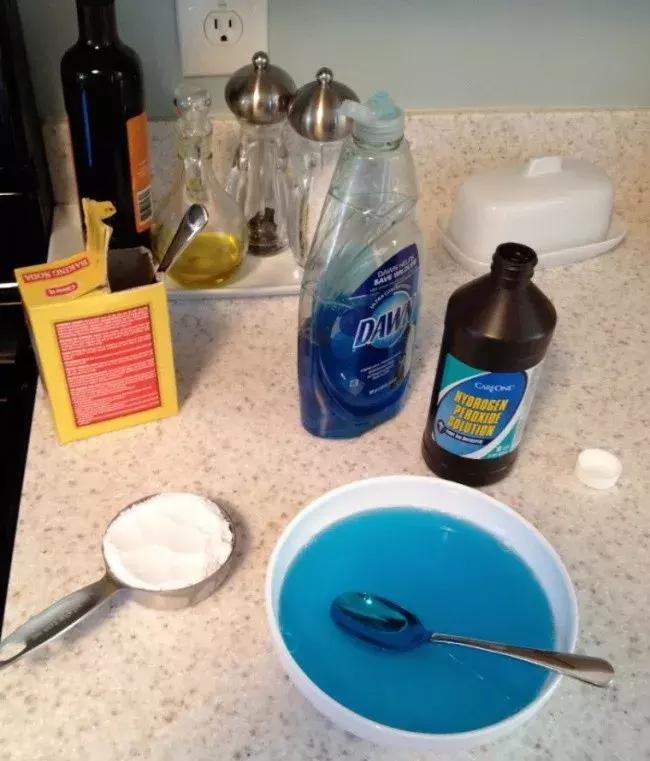 衣服发黄不要怕用它泡一泡,用漂白剂把白色衣服漂黄了怎么办