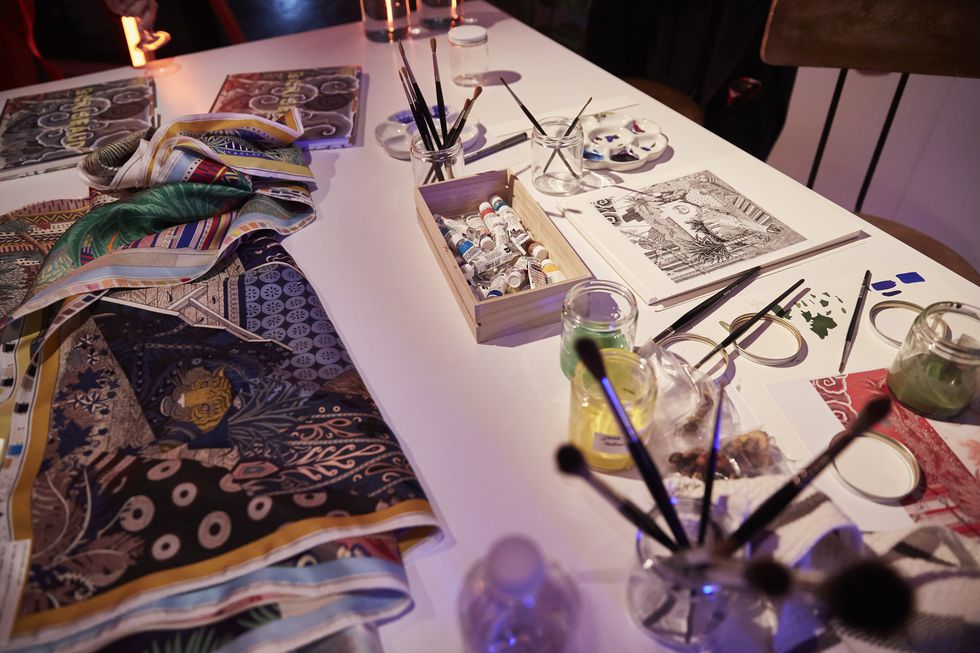 Hermès丝巾为何让全世界女人都着迷？爱马仕丝巾俱乐部给你解答