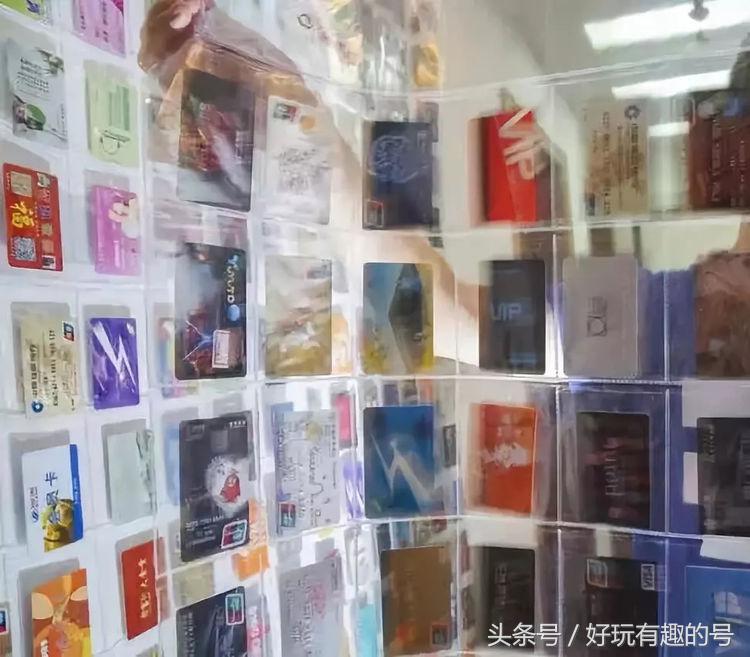 男子靠“捡便宜”省下全家80%生活费！打折卡贴满一面墙……