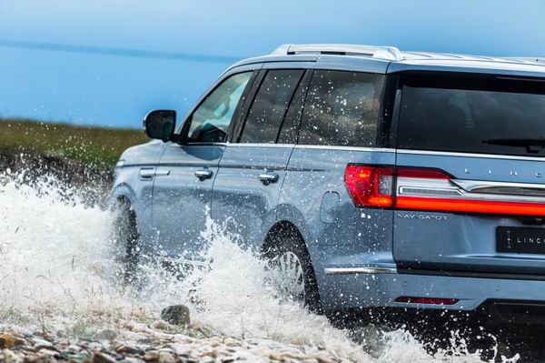 林肯领航员自由行,林肯领航员第三排空间体验