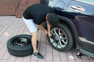 实测14年jeep自由光,jeep自由侠换备胎视频